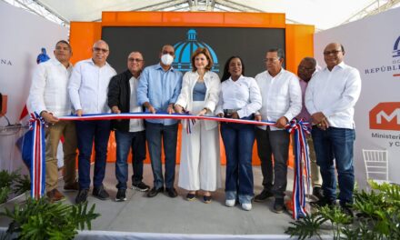 Vicepresidenta inaugura cinco obras en provincias fronterizas