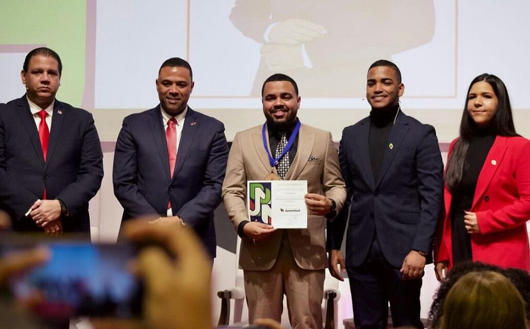 Ministerio de la Juventud entrega por primera vez acreditaciones a finalistas del Premio Nacional de la Juventud en Europa