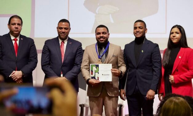 Ministerio de la Juventud entrega por primera vez acreditaciones a finalistas del Premio Nacional de la Juventud en Europa