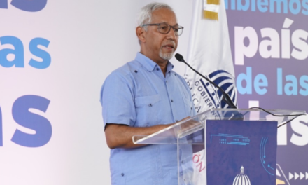Ministro Hernández reitera importancia del proyecto “Escuelas abiertas y activas” para la integración de la familia a la escuela