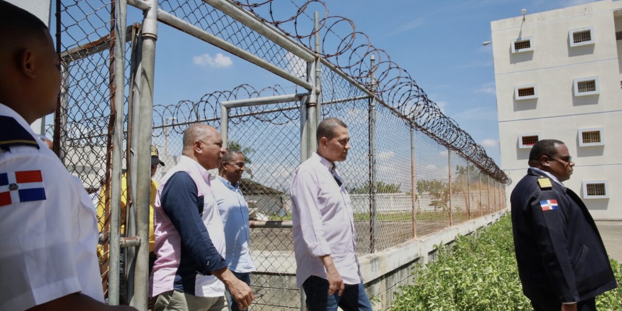 Presidente del Indotel visita cárcel La Vega para iniciar plan piloto de bloqueadores de señal de recintos penitenciarios del país