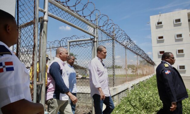 Presidente del Indotel visita cárcel La Vega para iniciar plan piloto de bloqueadores de señal de recintos penitenciarios del país