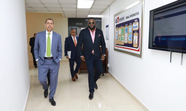 Presidente del Indotel recibe la visita del exjugador de Grandes Ligas David Ortiz