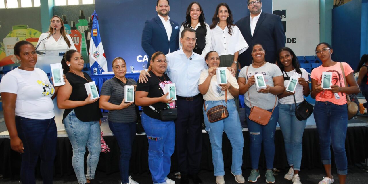 Cientos de mujeres reciben Canasta Digital Social por parte del INDOTEL