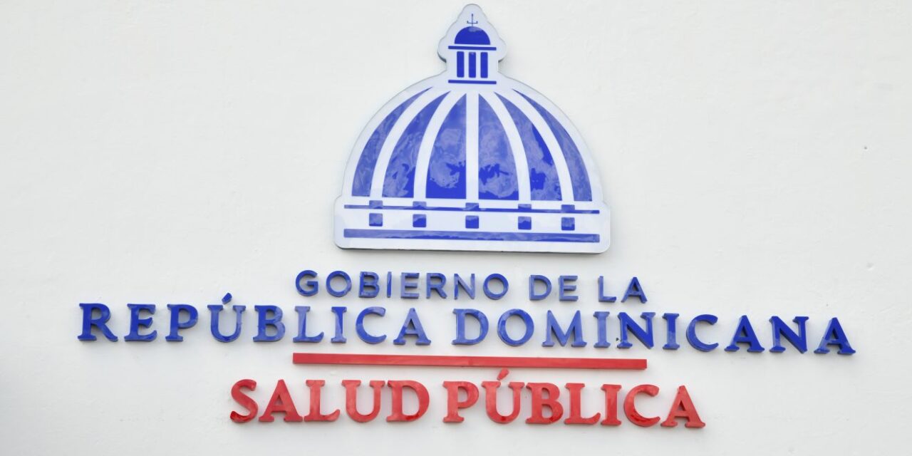 Ministerio de Salud Pública vacuna contra varias enfermedades a cientos de niños en Santo Domingo Este