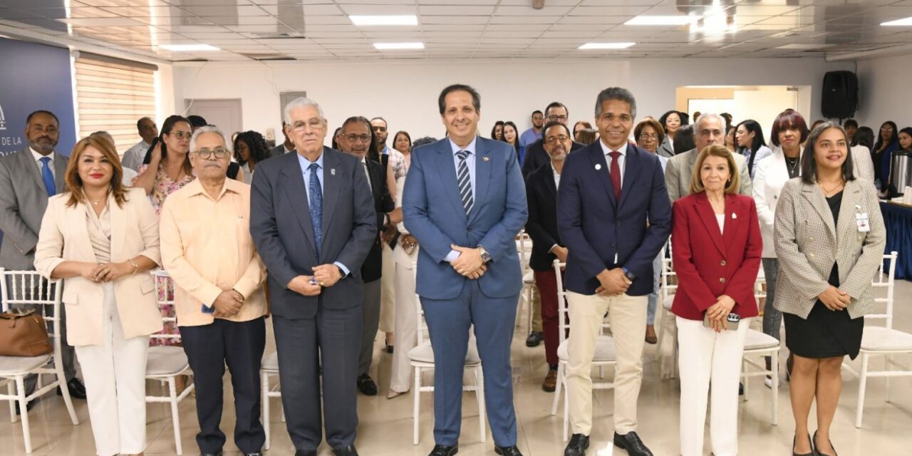 Ministro de Salud, Víctor Atallah, presenta 26 documentos normativos para fortalecer la calidad en la atención sanitaria