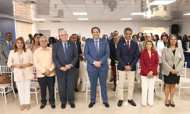 Ministro de Salud, Víctor Atallah, presenta 26 documentos normativos para fortalecer la calidad en la atención sanitaria