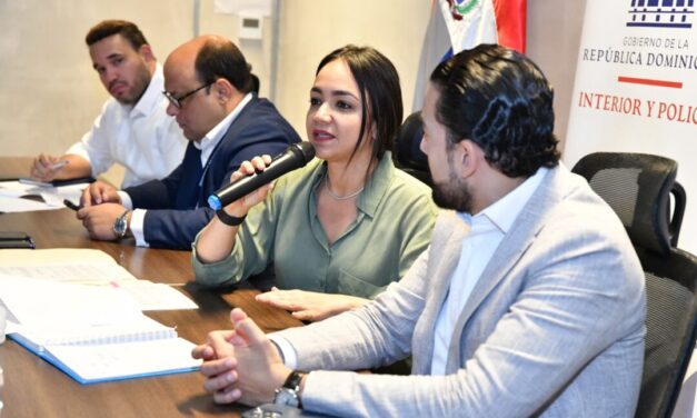 Ministra de Interior y Policía se reúne con dueños de colmados