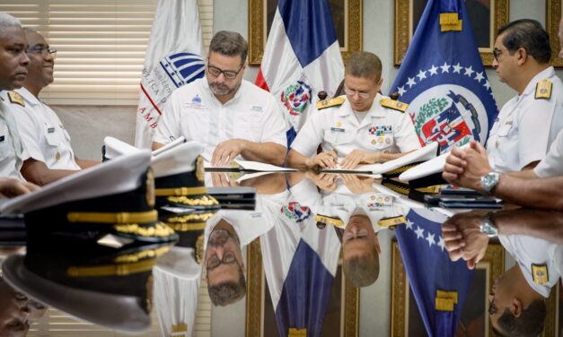 Medio Ambiente y la Armada firman acuerdo para proteger las Dunas de Baní