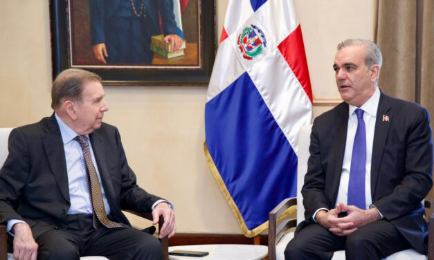 Edmundo González Urrutia llega al Palacio Nacional, donde fue recibido por el presidente Luis Abinader