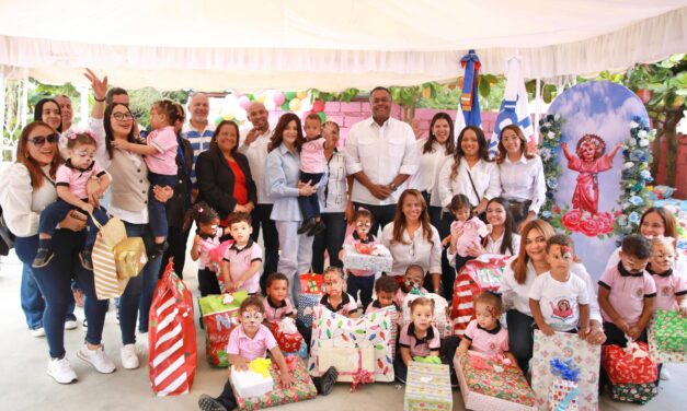 Colaboradores del INDOTEL entregan juguetes a niños y niñas de La Vega con su tradicional Árbol de la Esperanza