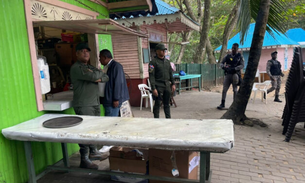 Medio Ambiente cierra y sanciona pescadería en Río San Juan por comercializar pez loro