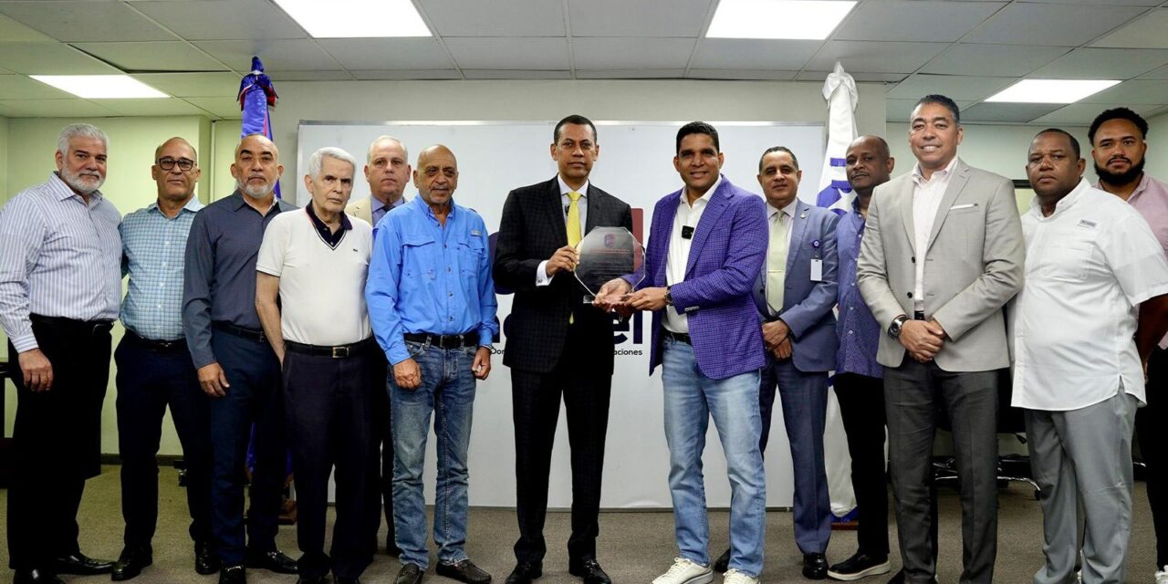 FEDOMBAL y la Comisión Nacional de Mini Basket reconocen al Dr. Guido Gómez Mazara por su trayectoria en el baloncesto juvenil
