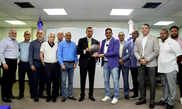 FEDOMBAL y la Comisión Nacional de Mini Basket reconocen al Dr. Guido Gómez Mazara por su trayectoria en el baloncesto juvenil